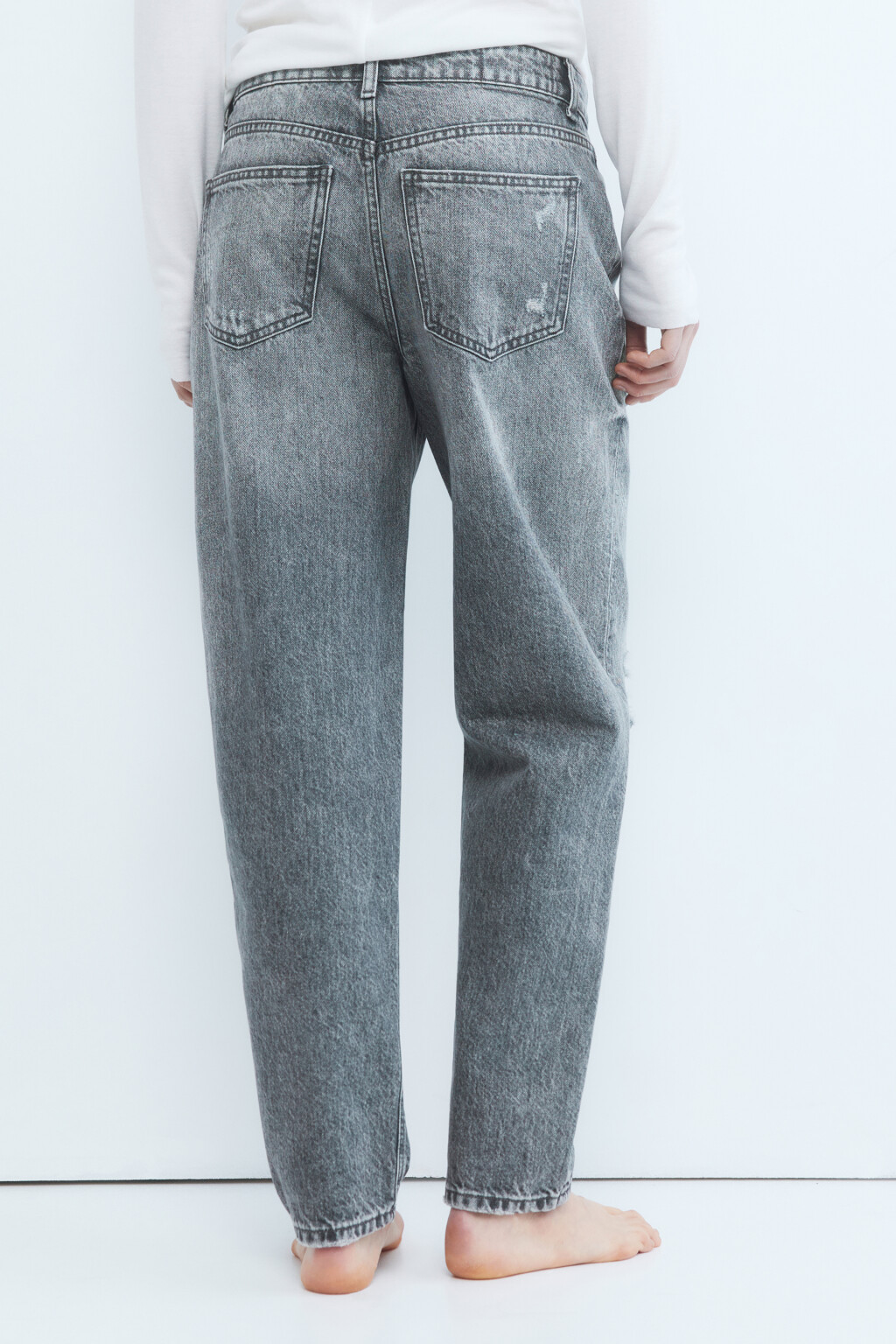 Джинсы mom с рваными коленями - цвет серый - 4