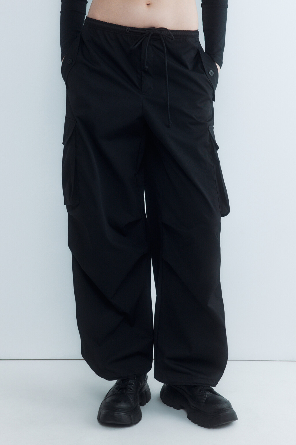 Брюки-парашюты широкие с карманами карго - цвет черный - 3