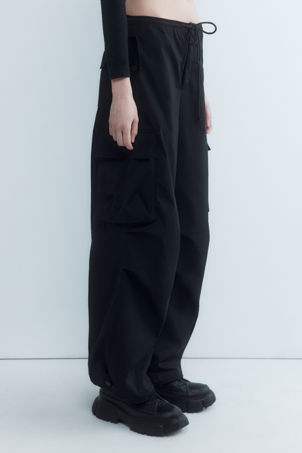 Брюки-парашюты широкие с карманами карго - цвет черный - 4