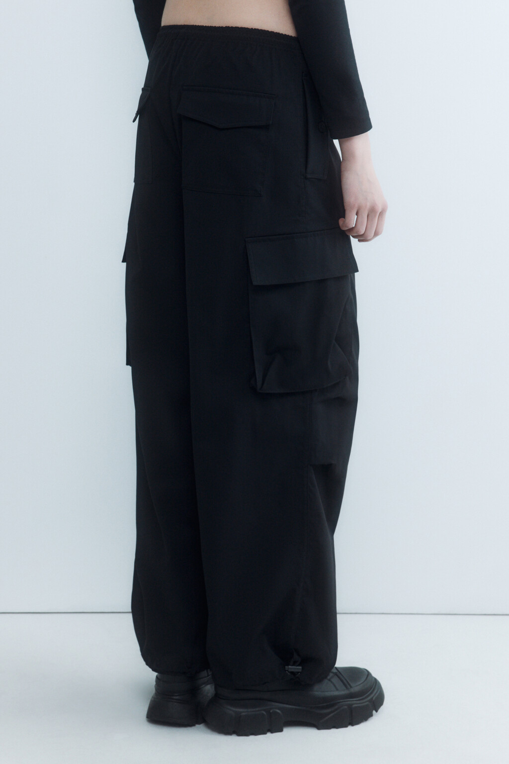 Брюки-парашюты широкие с карманами карго - цвет черный - 5