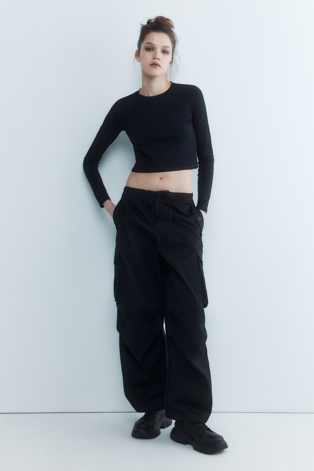 Брюки-парашюты широкие с карманами карго - цвет черный - 2