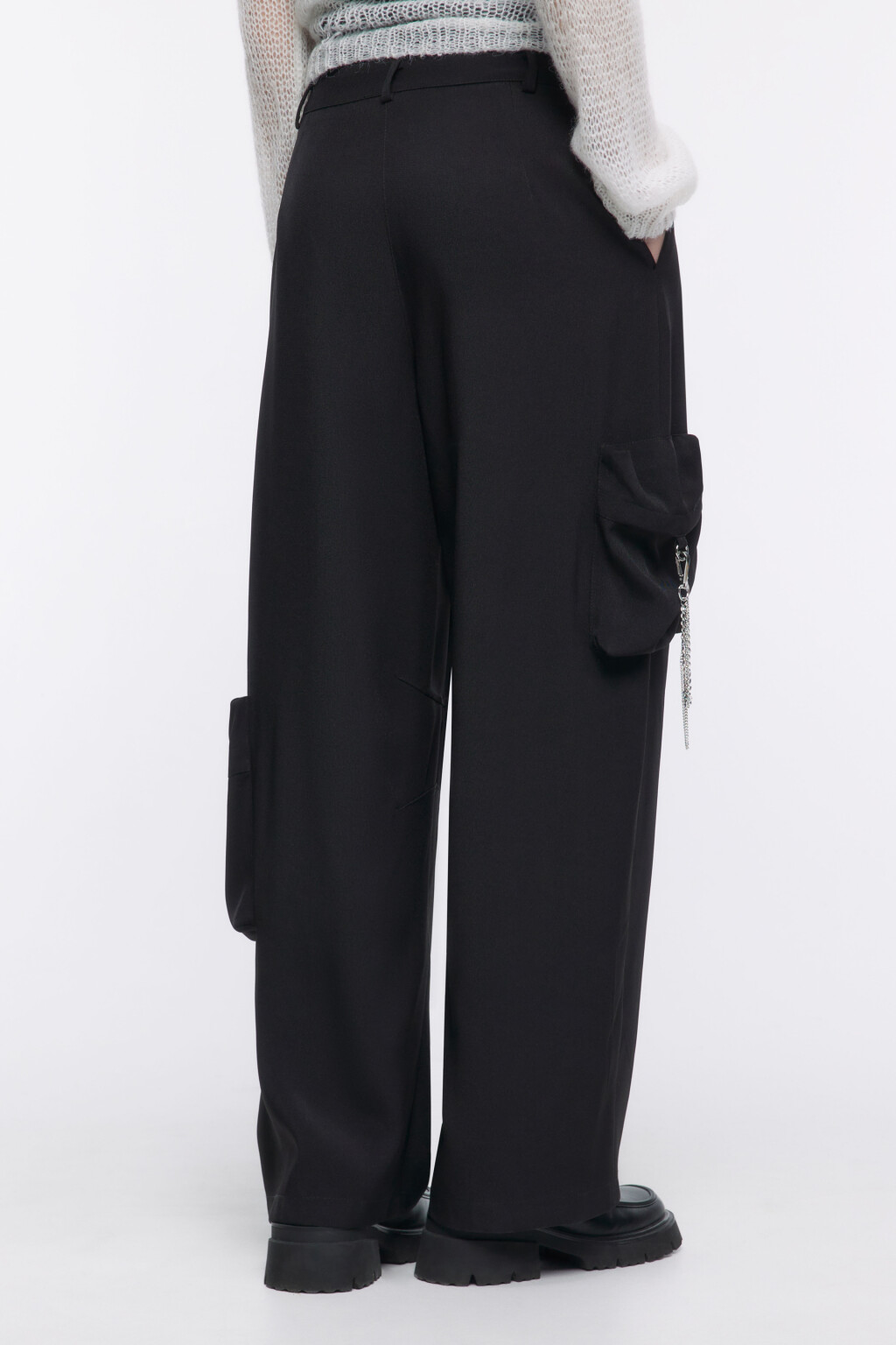 Брюки-карго широкие с декоративной цепочкой - цвет черный - 4