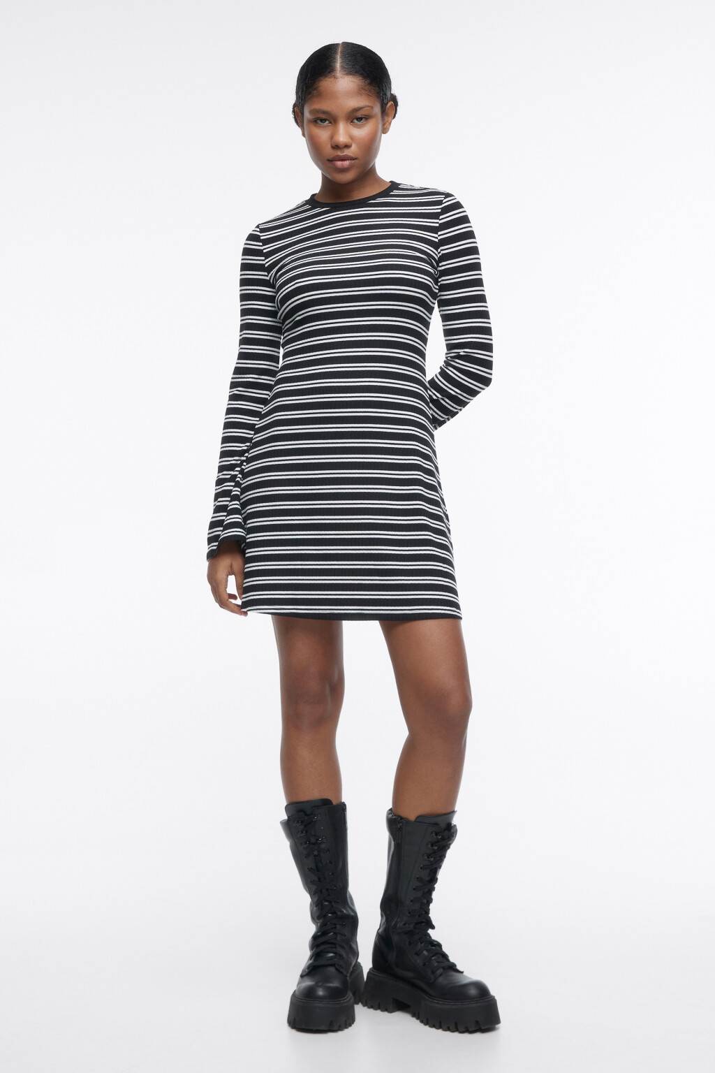 Платье мини трикотажное в полоску - цвет черный - 4