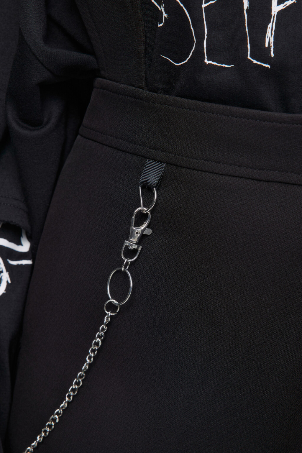 Сарафан с плиссированной юбкой и цепочкой - цвет черный - 7