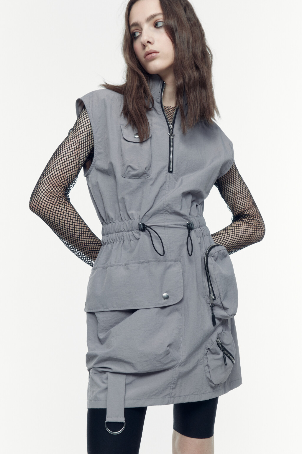 Платье мини приталенное с накладными карманами - цвет серый - 2