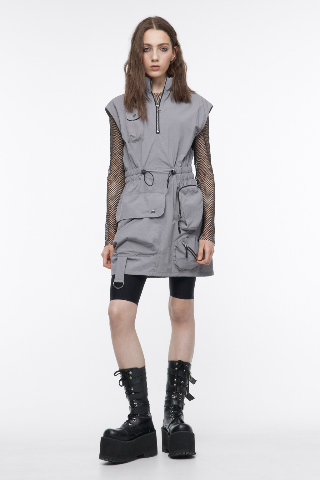 Платье мини приталенное с накладными карманами - цвет серый - 1