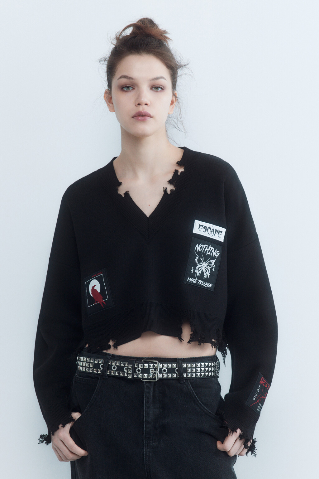 Джемпер вязаный рваный с патчами - цвет черный - 2