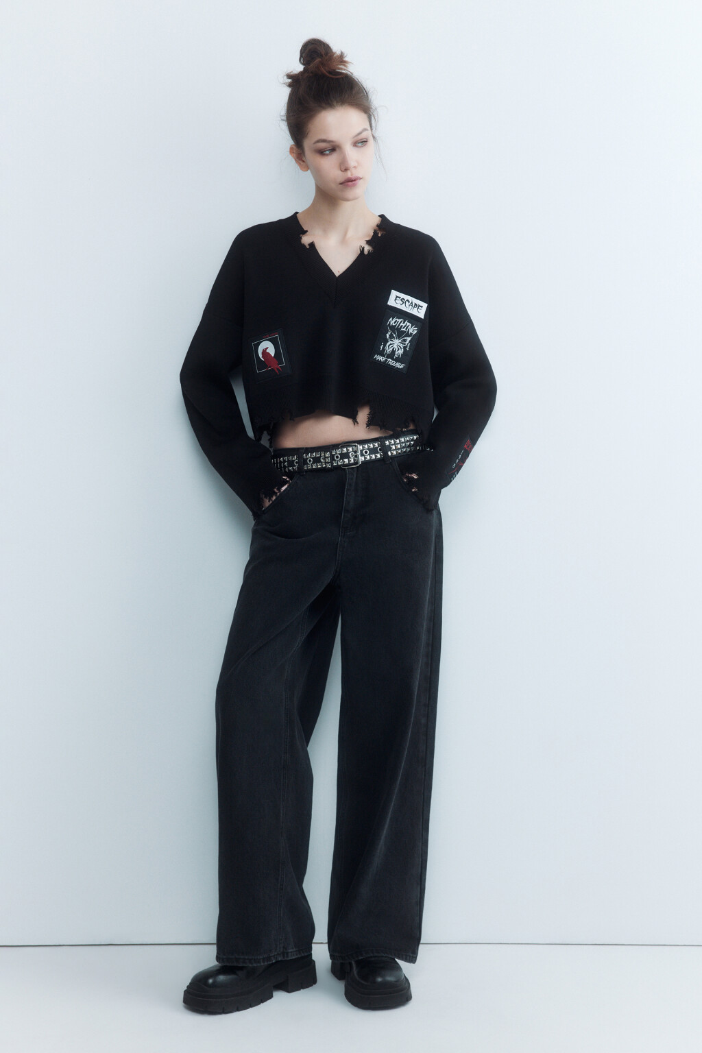 Джемпер вязаный рваный с патчами - цвет черный - 5