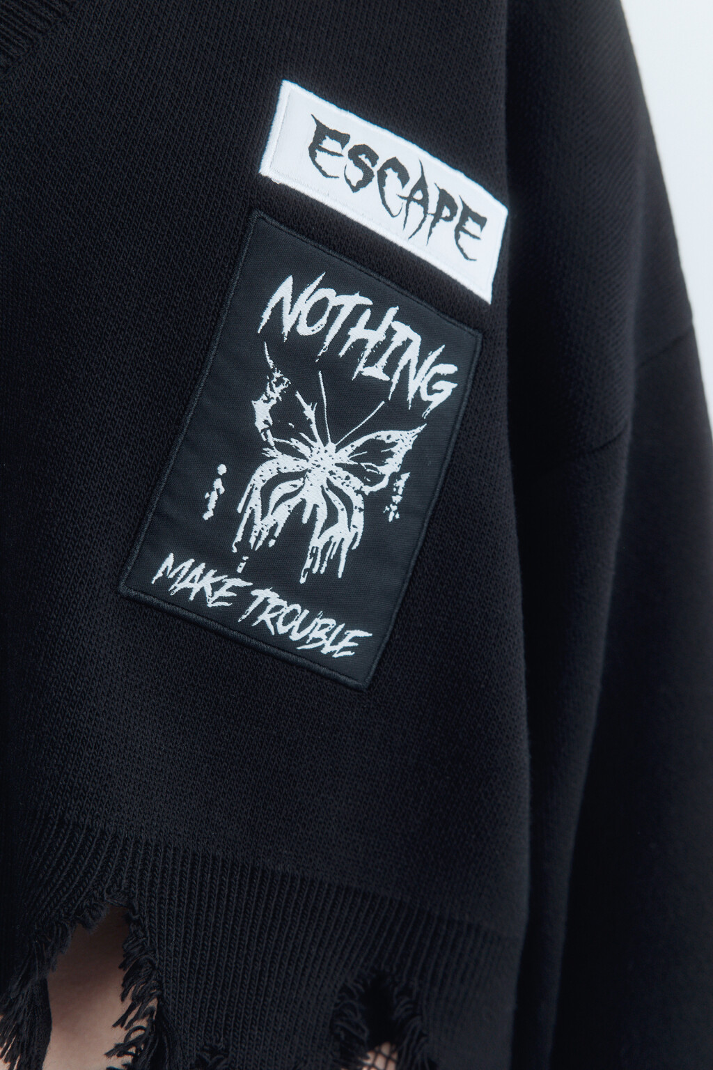 Джемпер вязаный рваный с патчами - цвет черный - 6