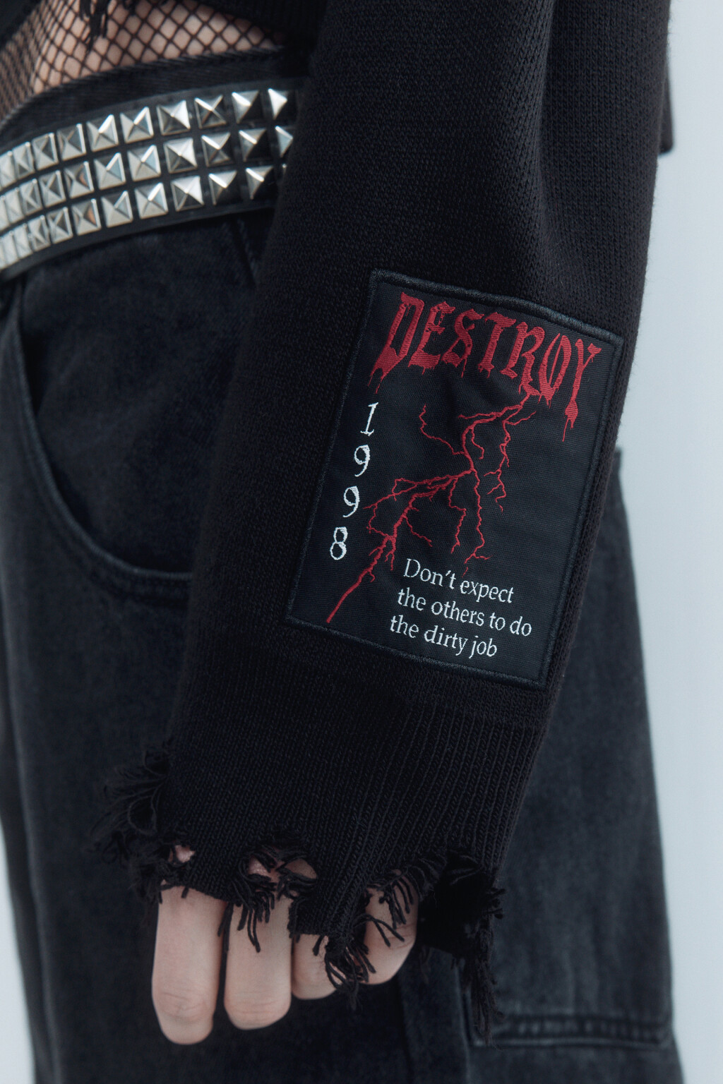 Джемпер вязаный рваный с патчами - цвет черный - 7