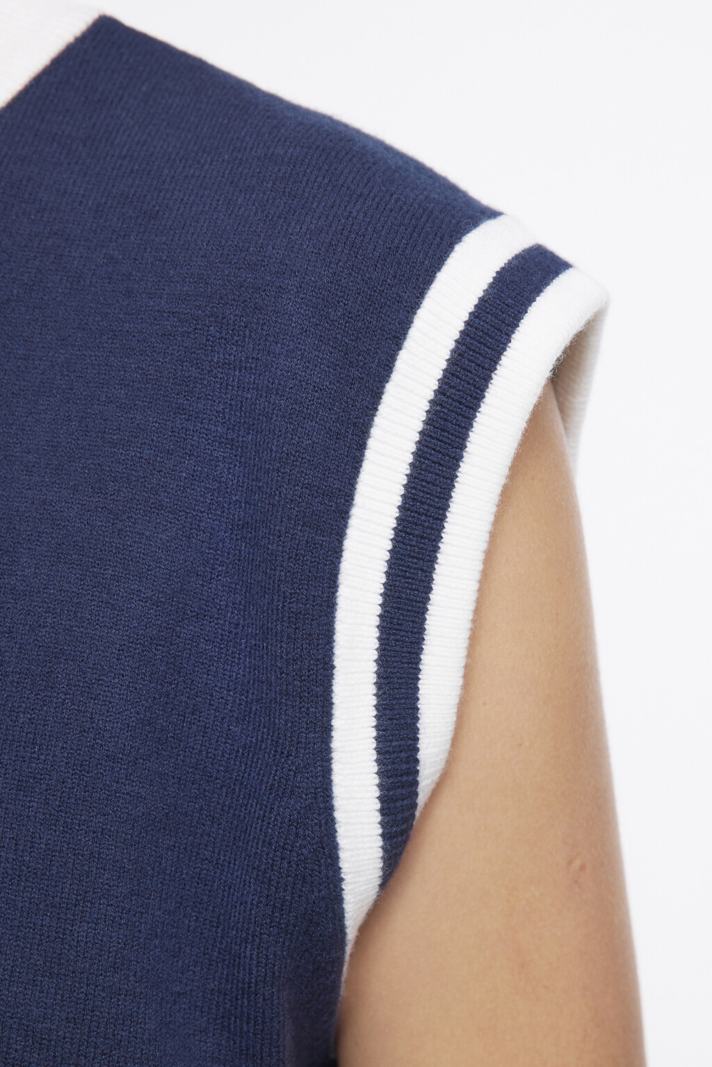 Жилет вязаный с принтом-вышивкой - цвет синий - 7