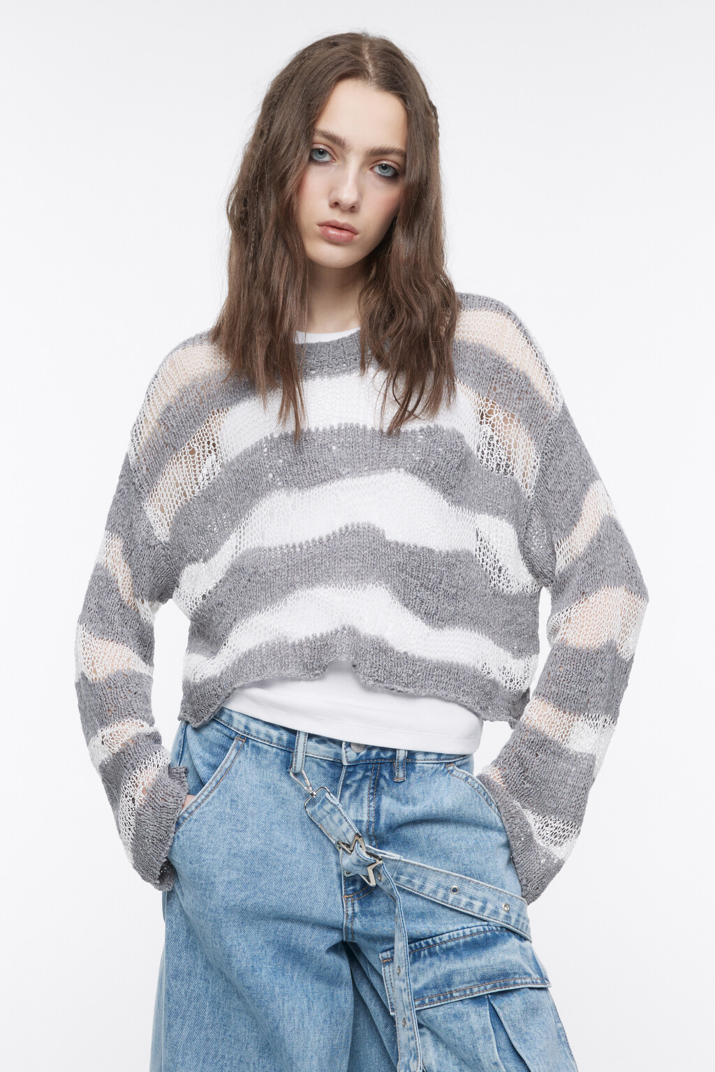 Джемпер вязаный укороченный с принтом - цвет серый - 2