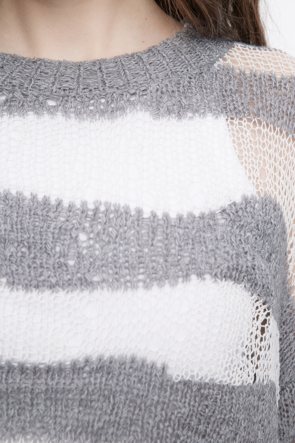 Джемпер вязаный укороченный с принтом - цвет серый - 6