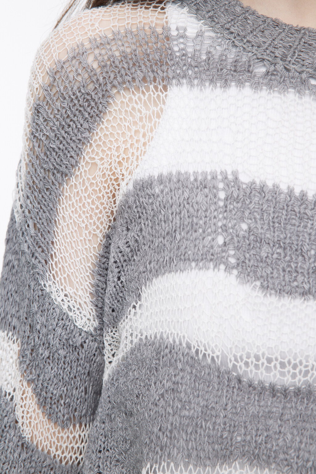 Джемпер вязаный укороченный с принтом - цвет серый - 7