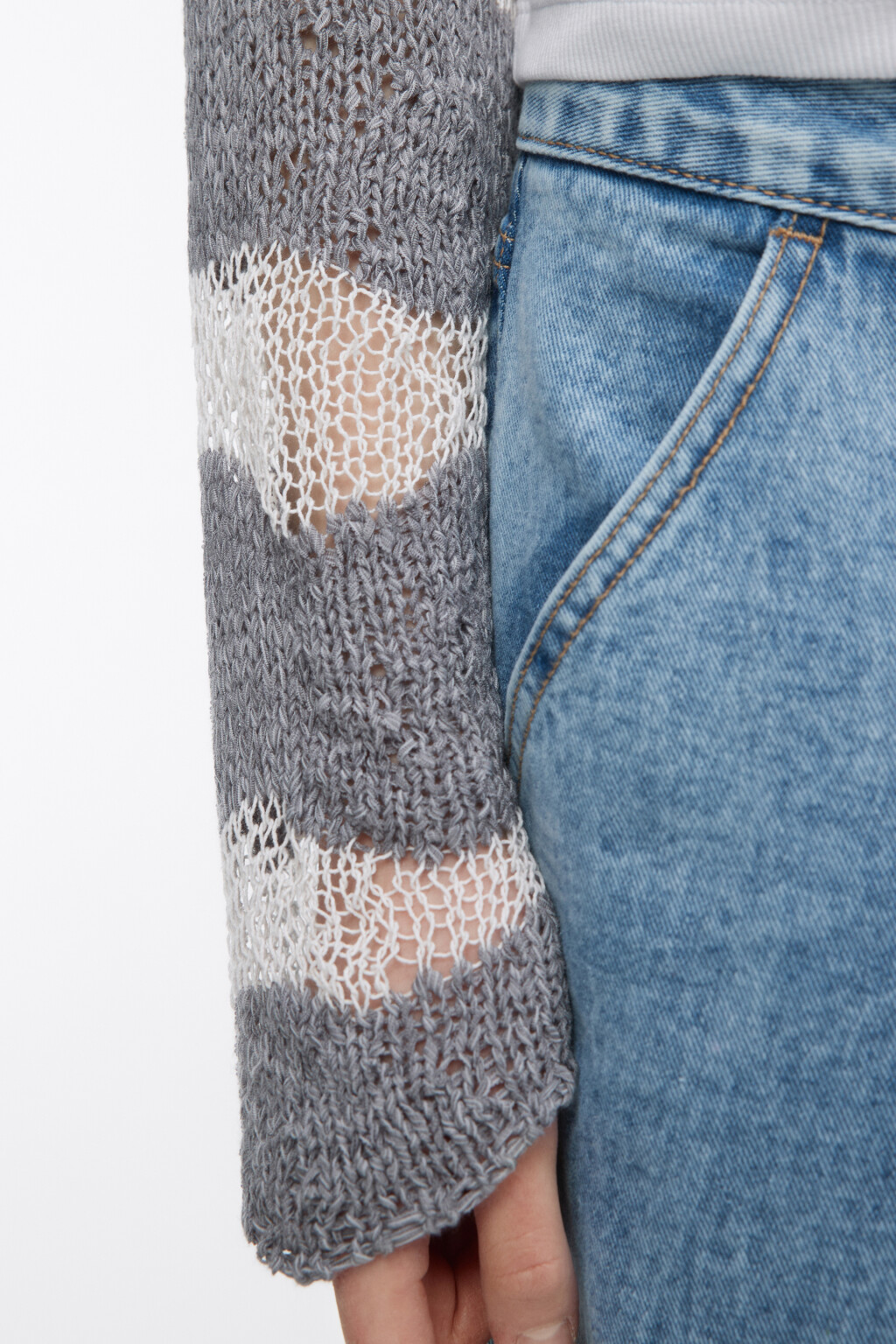 Джемпер вязаный укороченный с принтом - цвет серый - 8