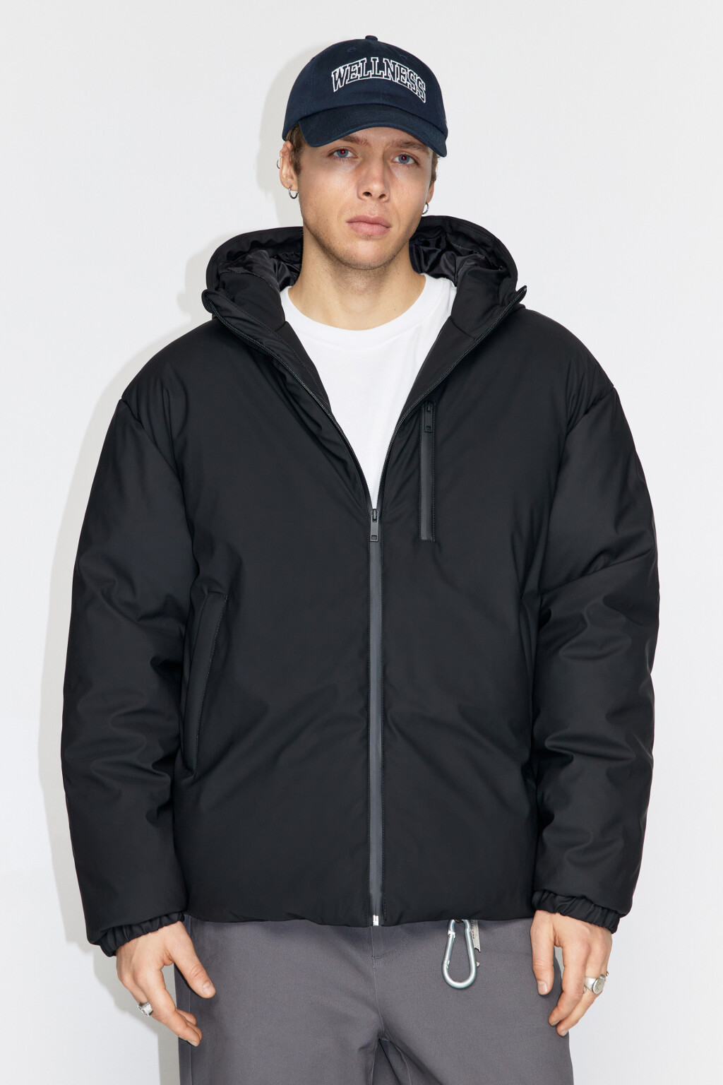 Куртка из водоотталкивающей ткани с капюшоном - цвет черный - 2
