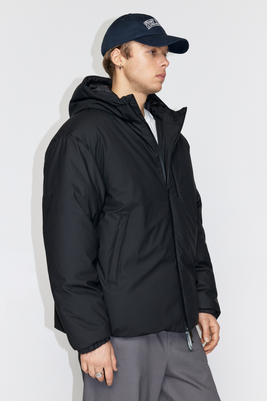 Куртка из водоотталкивающей ткани с капюшоном - цвет черный - 3