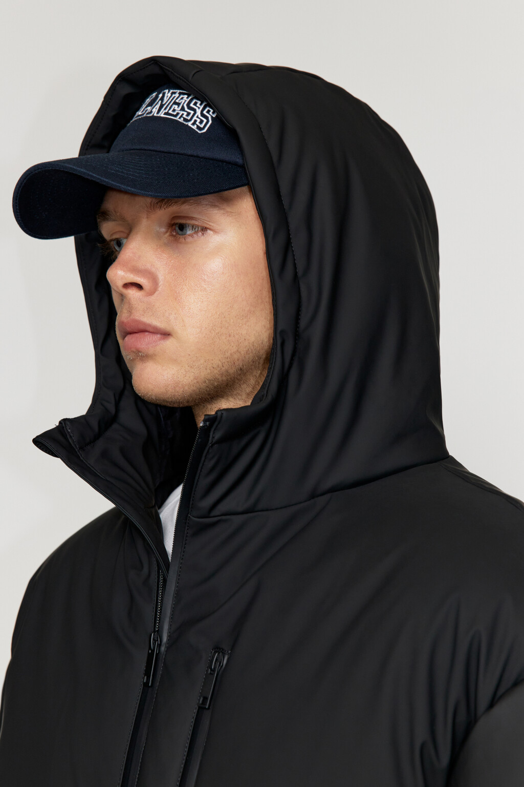 Куртка из водоотталкивающей ткани с капюшоном - цвет черный - 7