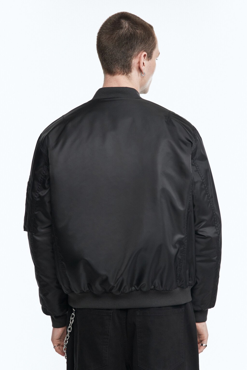 Куртка-бомбер утепленная с карманом на рукаве - цвет черный - 5