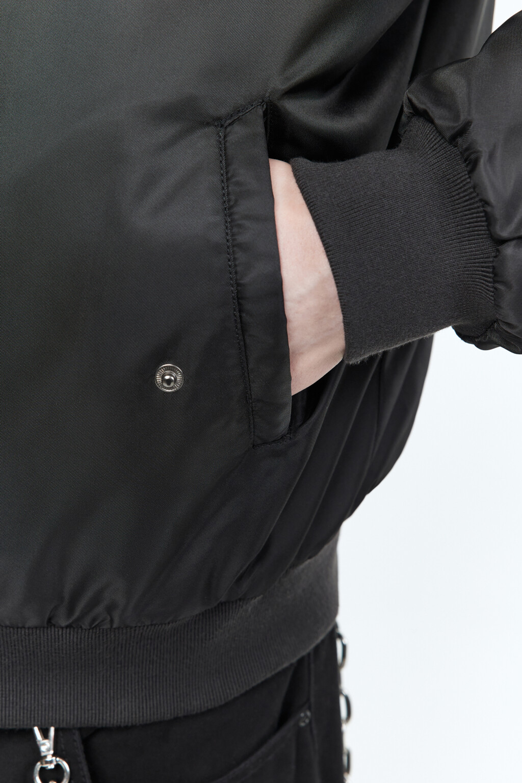 Куртка-бомбер утепленная с карманом на рукаве - цвет черный - 7