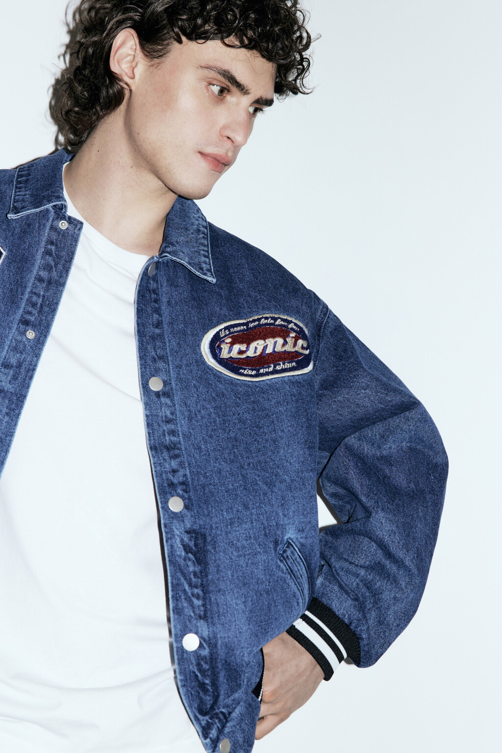 Куртка-бомбер джинсовая с принтом-патчами - цвет синий - 6