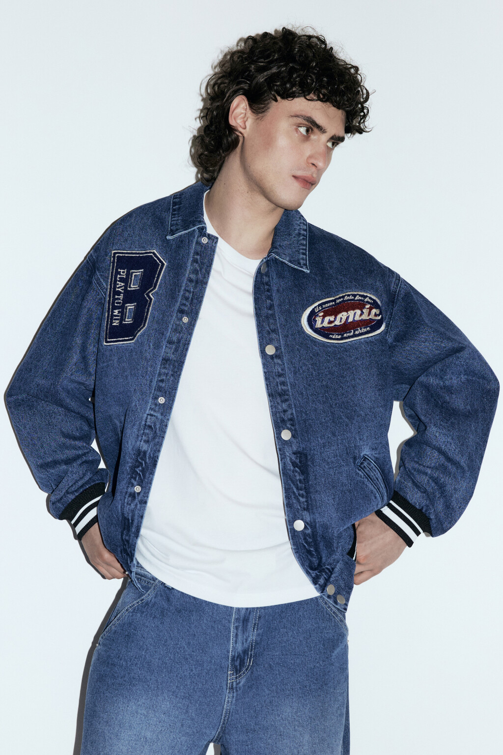 Куртка-бомбер джинсовая с принтом-патчами - цвет синий - 2