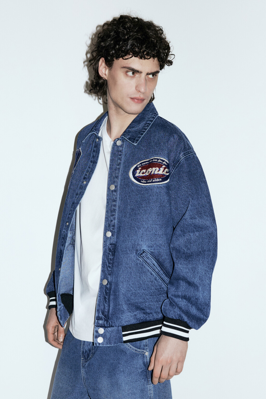 Куртка-бомбер джинсовая с принтом-патчами - цвет синий - 3