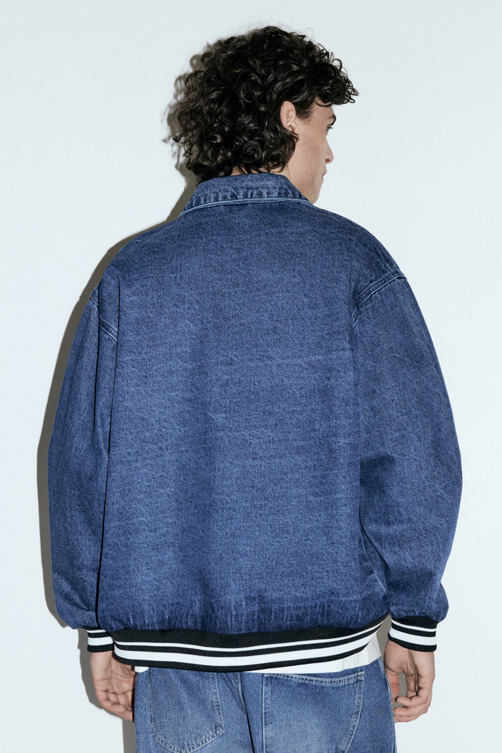 Куртка-бомбер джинсовая с принтом-патчами - цвет синий - 4