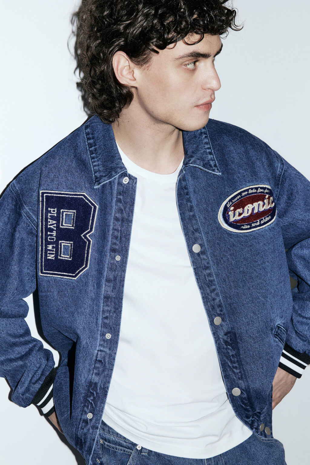 Куртка-бомбер джинсовая с принтом-патчами - цвет синий - 1