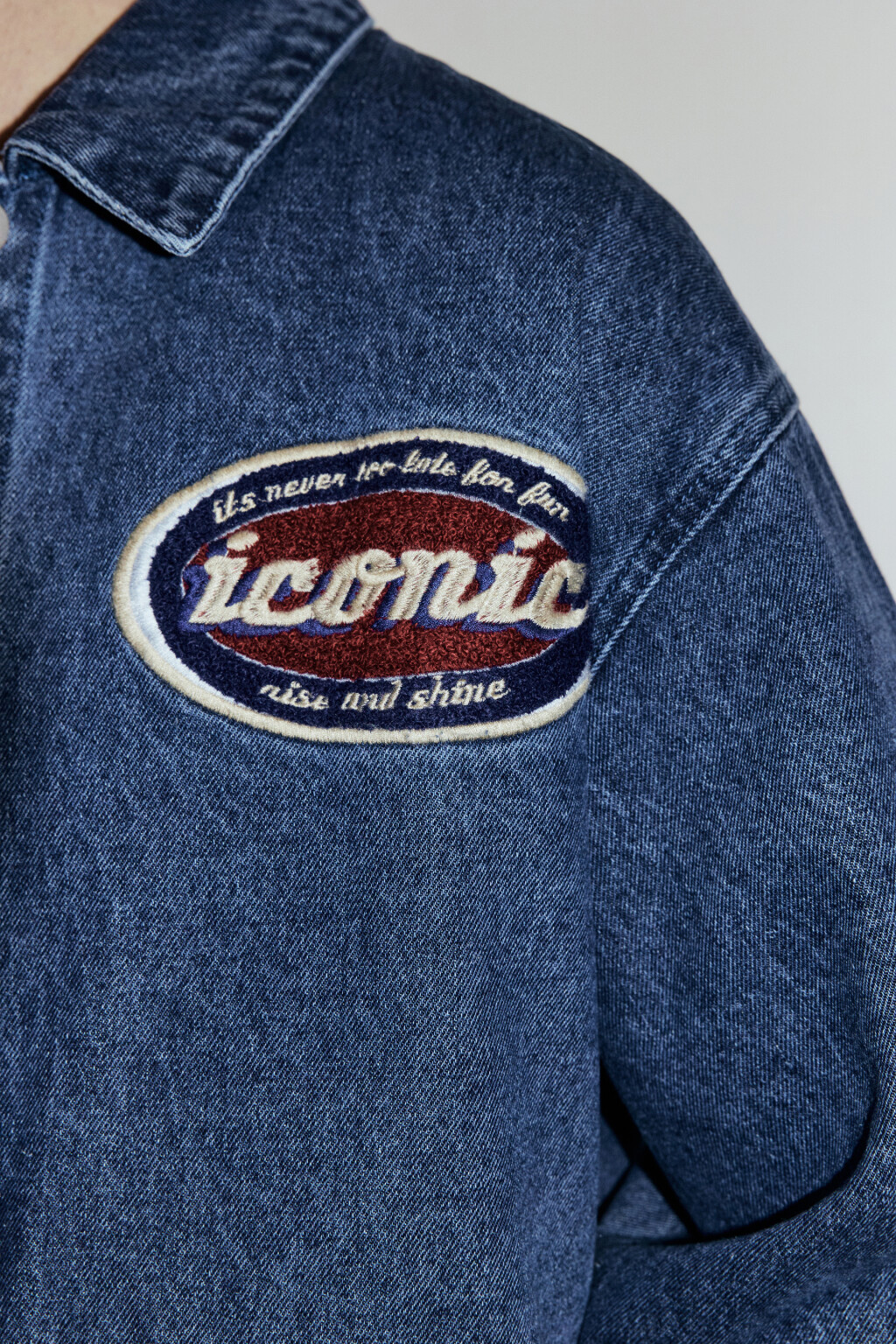 Куртка-бомбер джинсовая с принтом-патчами - цвет синий - 7