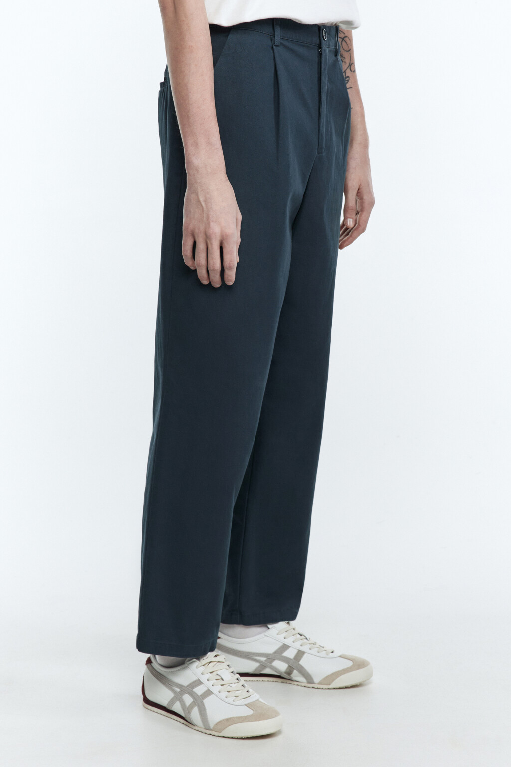 Брюки-чинос хлопковые со складками на поясе - цвет голубой - 1