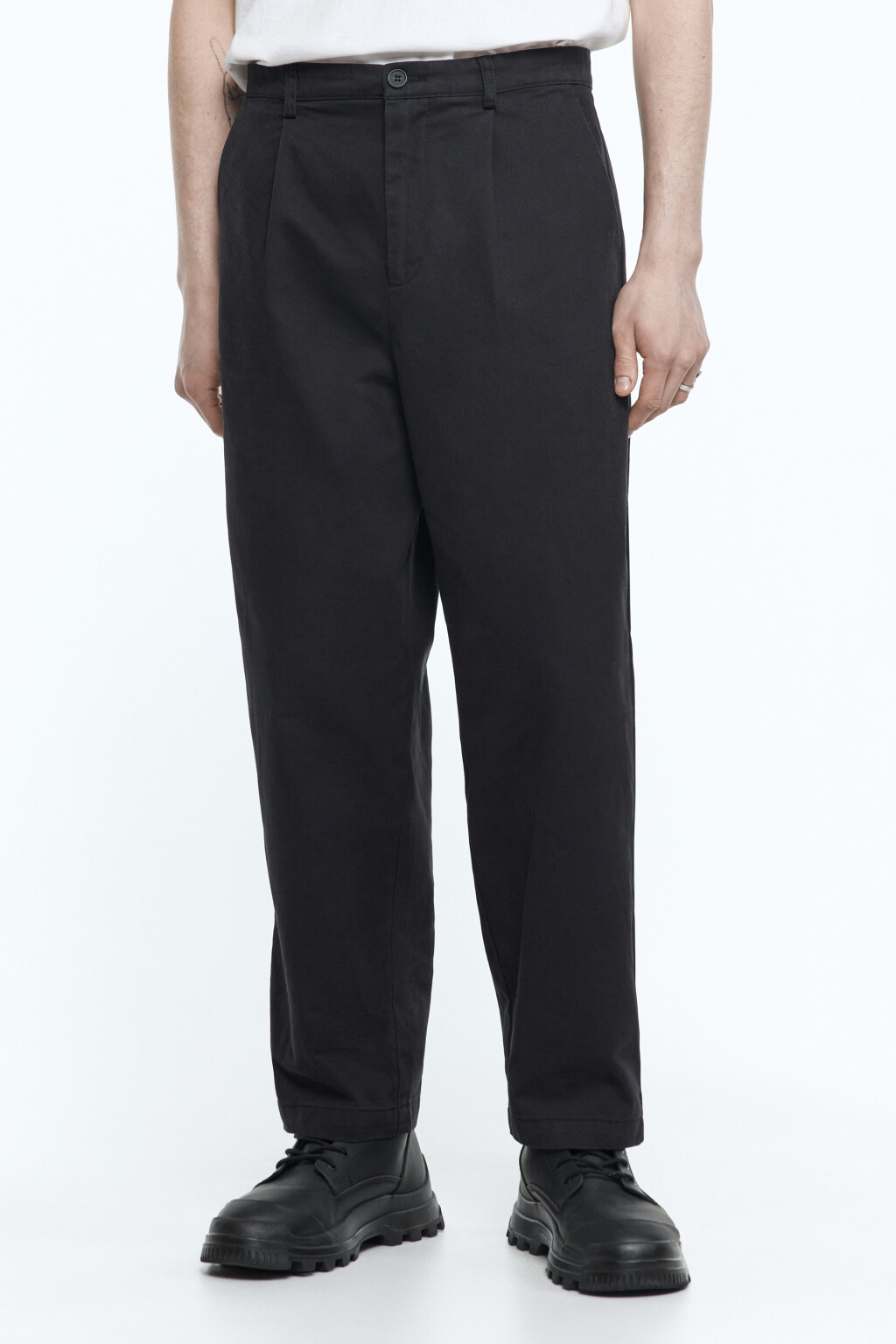 Брюки-чинос хлопковые со складками на поясе - цвет черный - 2
