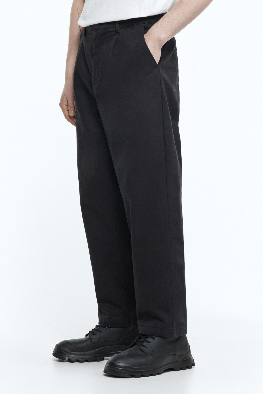 Брюки-чинос хлопковые со складками на поясе - цвет черный - 3