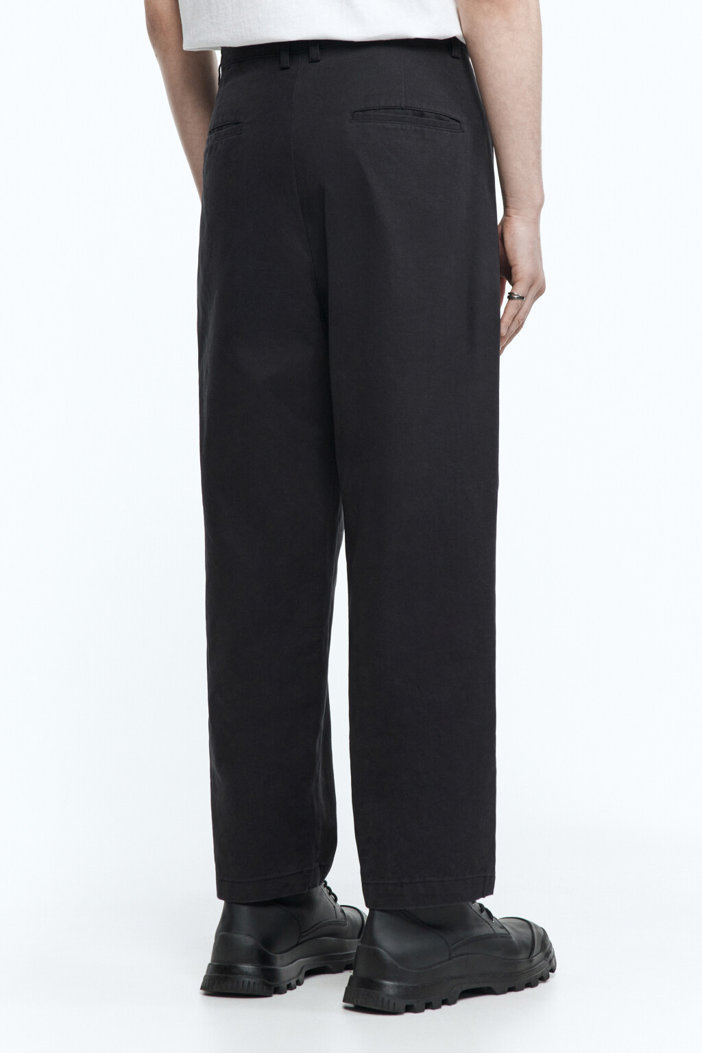 Брюки-чинос хлопковые со складками на поясе - цвет черный - 4