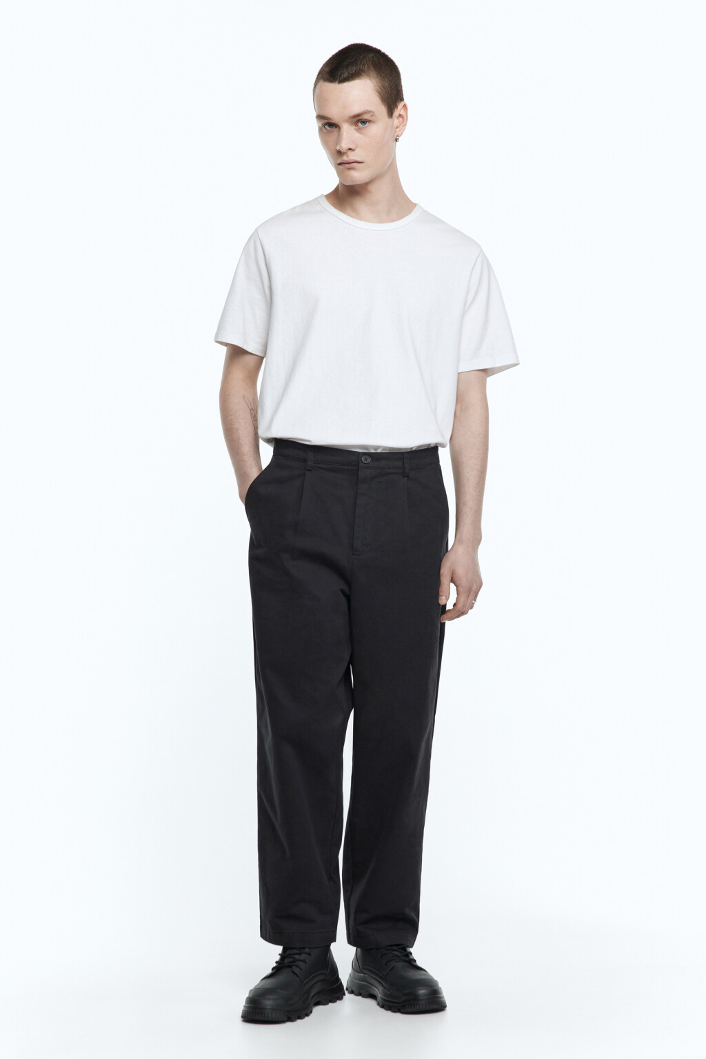 Брюки-чинос хлопковые со складками на поясе - цвет черный - 5