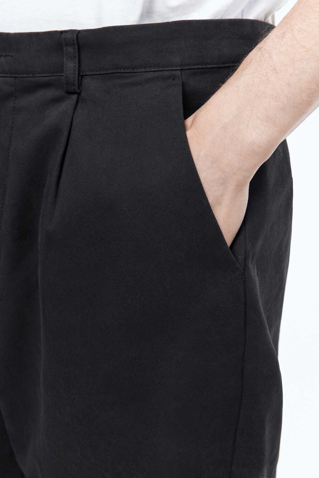 Брюки-чинос хлопковые со складками на поясе - цвет черный - 7