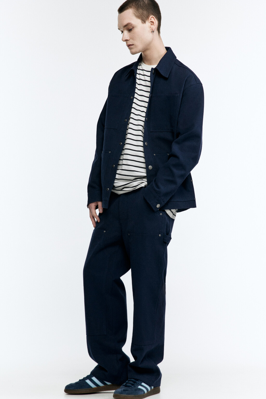 Джинсы прямые с заклепками и открытыми срезами - цвет синий - 1