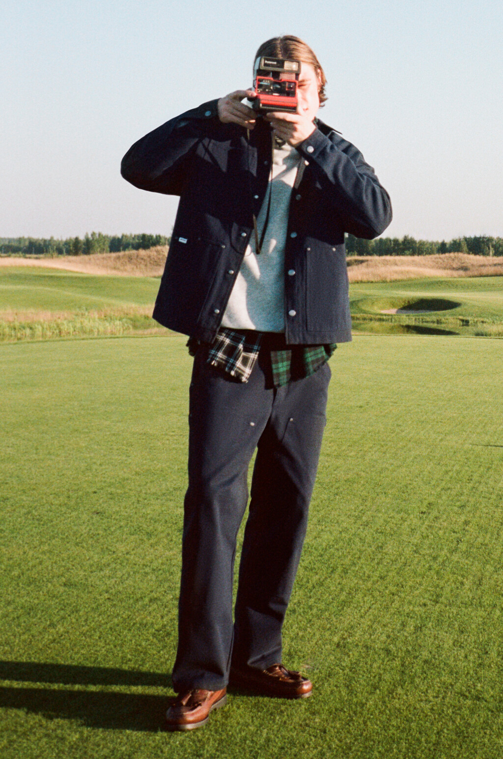 Джинсы прямые с заклепками и открытыми срезами - цвет синий - 8