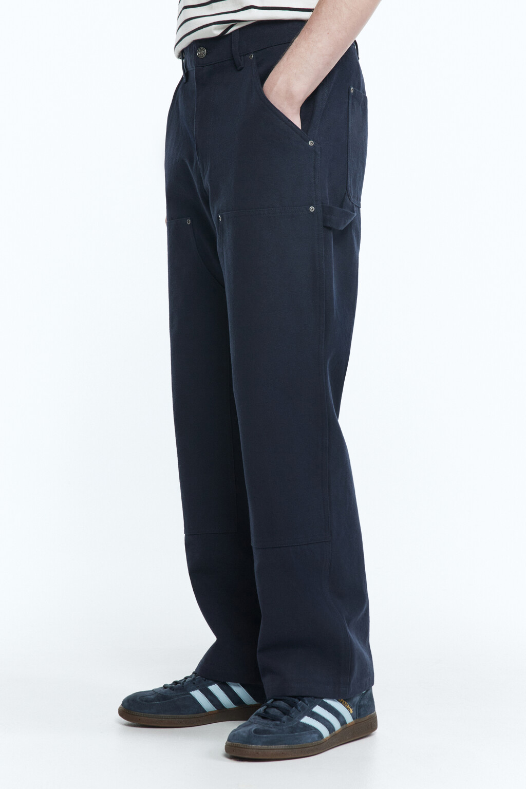 Джинсы прямые с заклепками и открытыми срезами - цвет синий - 3