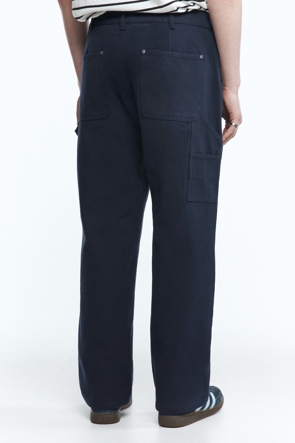 Джинсы прямые с заклепками и открытыми срезами - цвет синий - 4