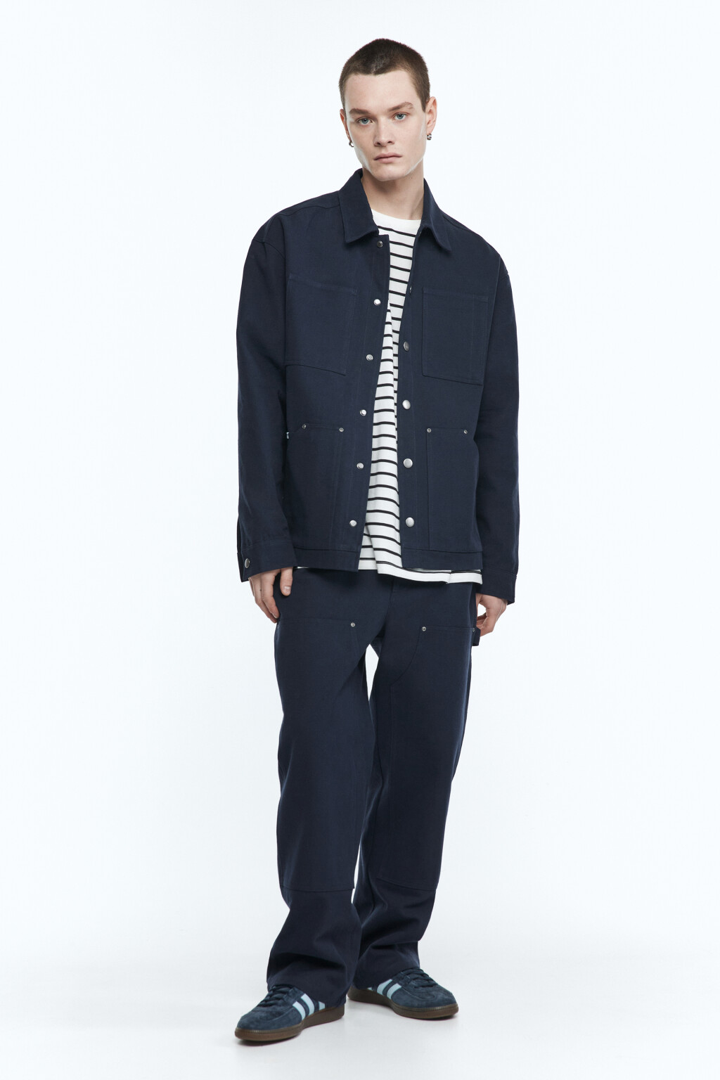 Джинсы прямые с заклепками и открытыми срезами - цвет синий - 5