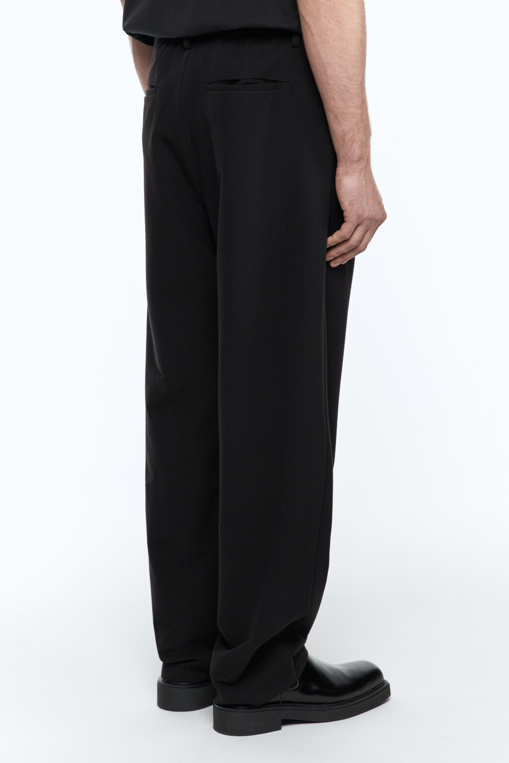 Брюки широкие костюмные со стрелками - цвет черный - 4