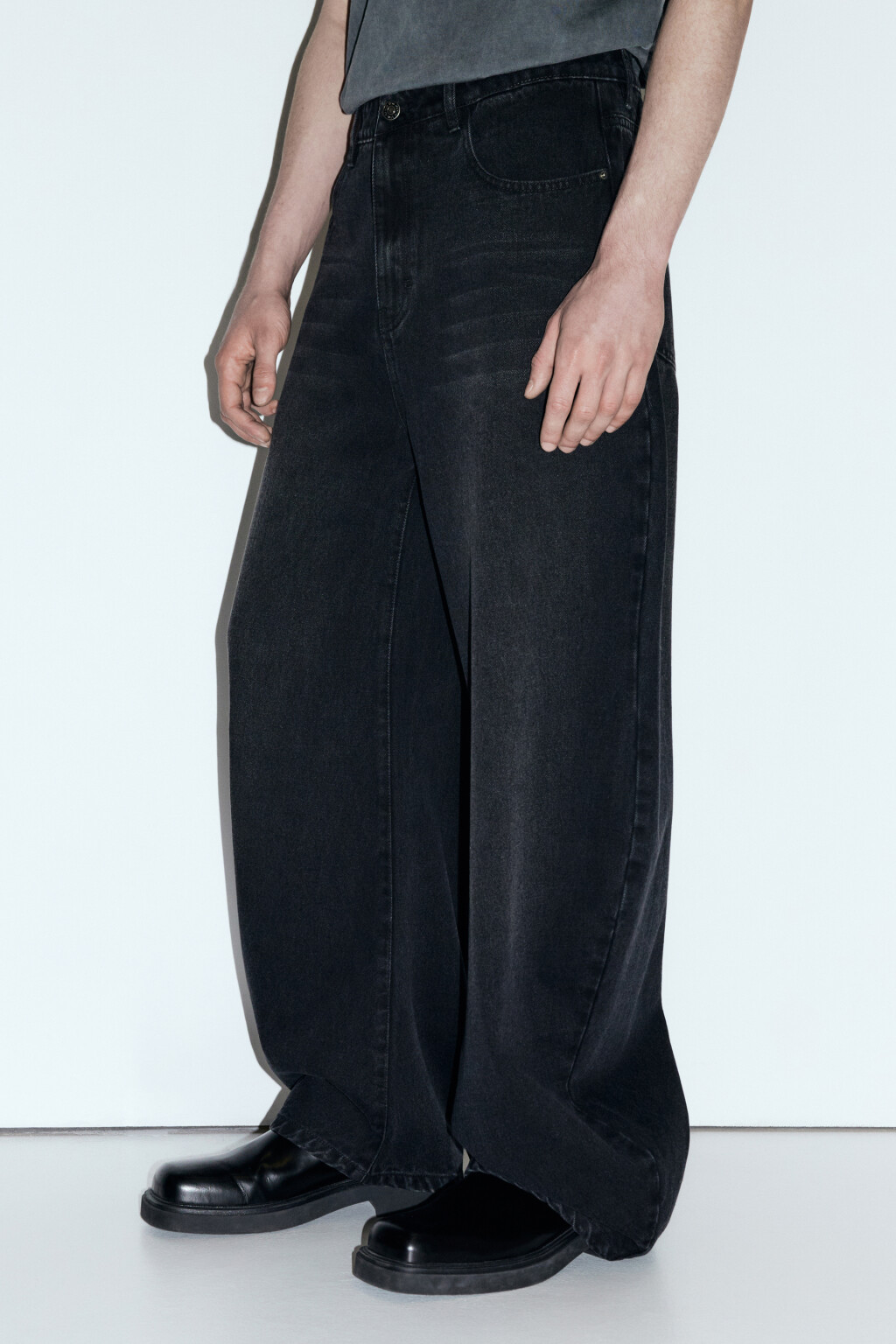 Джинсы широкие с волнистыми боковыми швами - цвет черный - 3