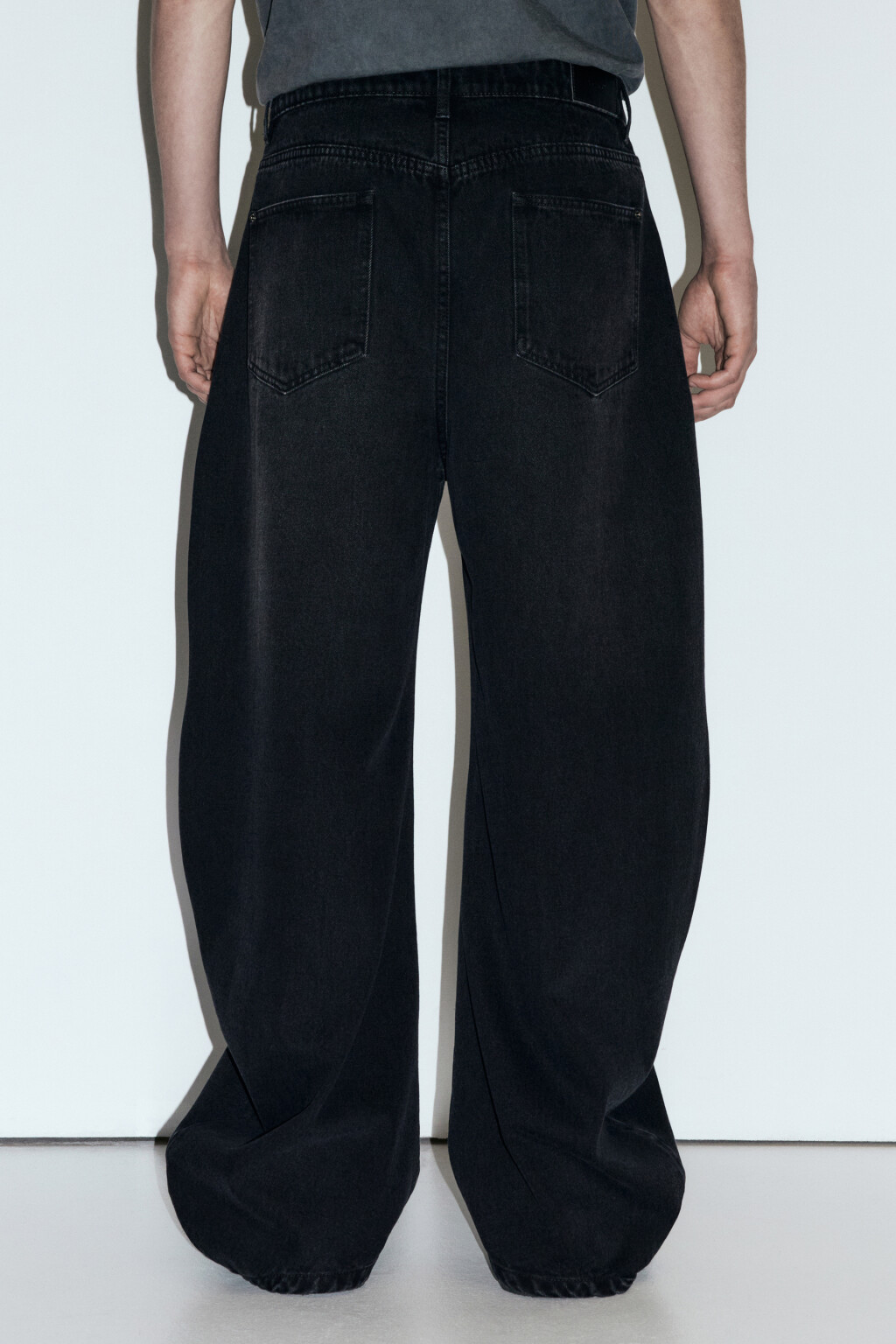 Джинсы широкие с волнистыми боковыми швами - цвет черный - 4