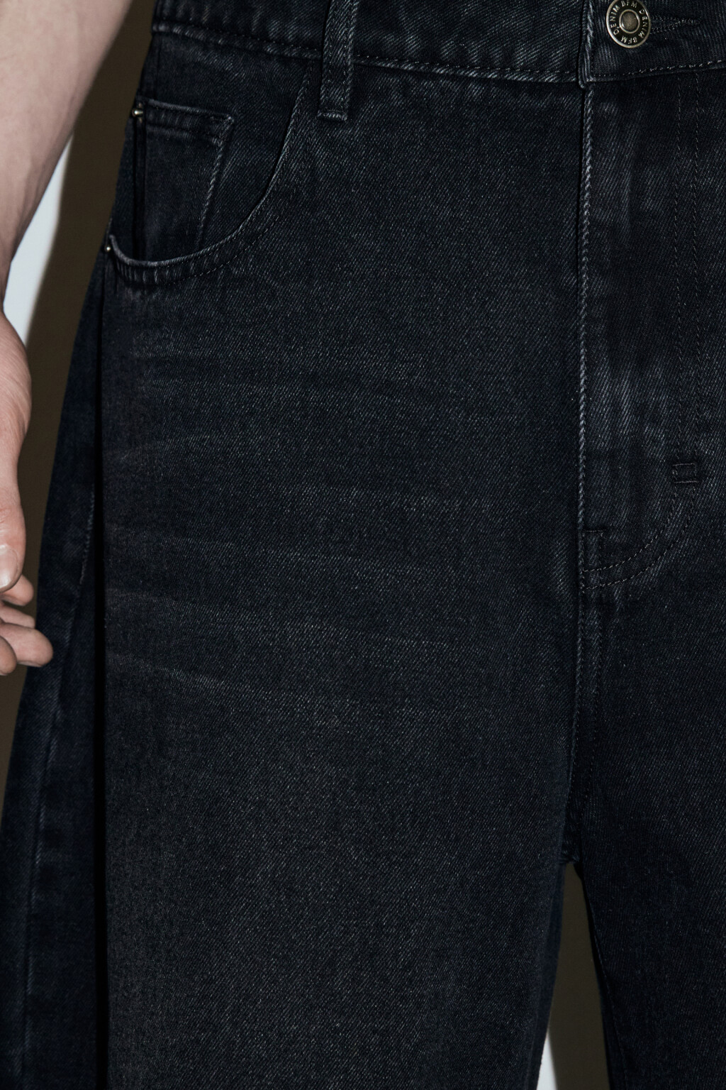 Джинсы широкие с волнистыми боковыми швами - цвет черный - 6