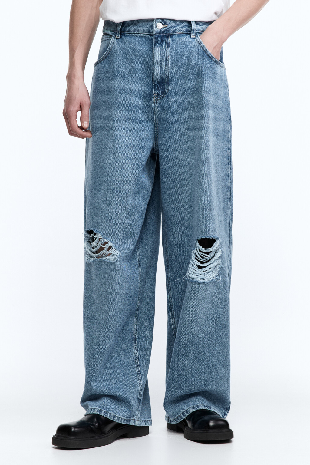 Джинсы экстраширокие с рваными коленями - цвет голубой - 2