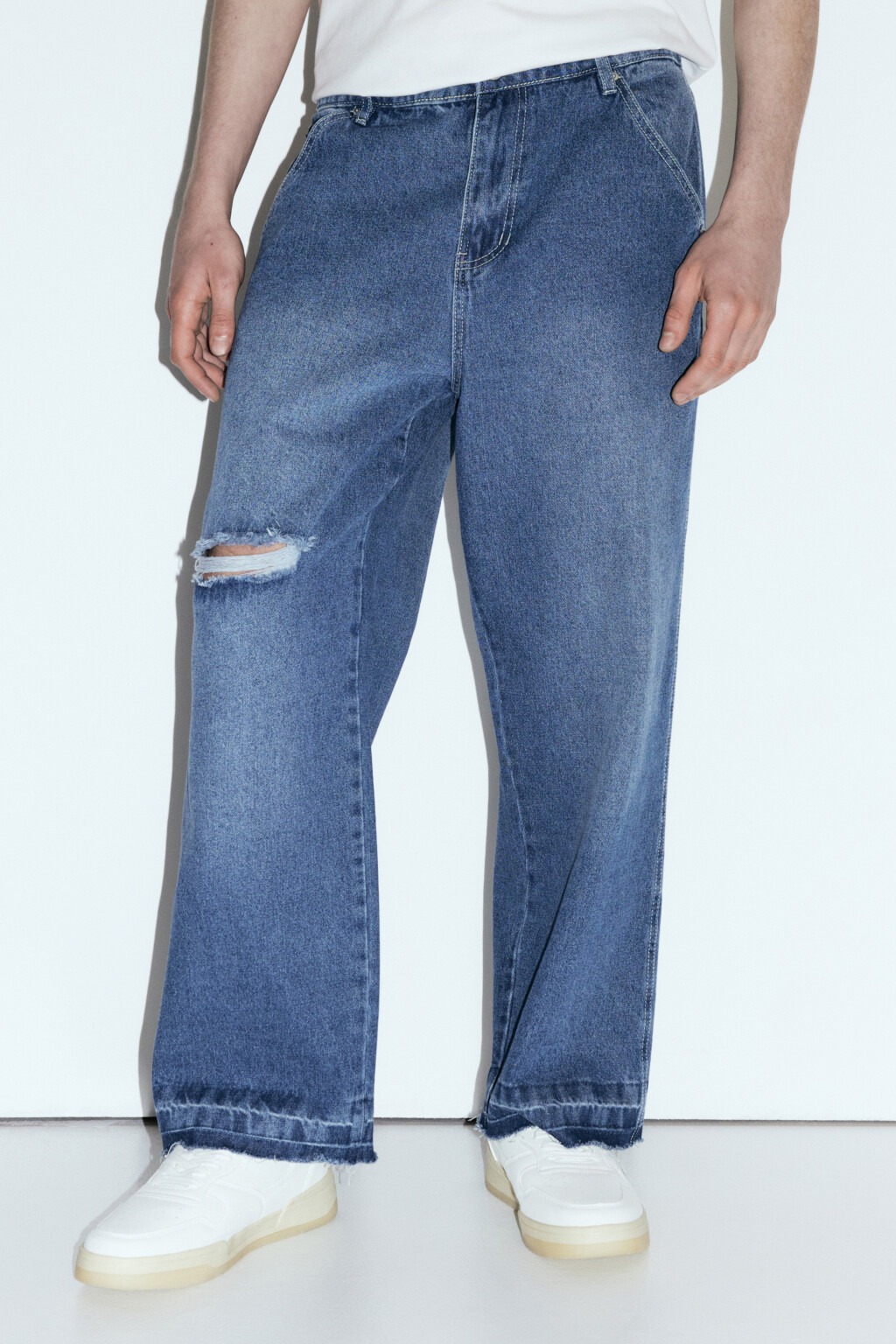 Джинсы прямые с открытыми срезами и рваным коленом - цвет голубой - 2