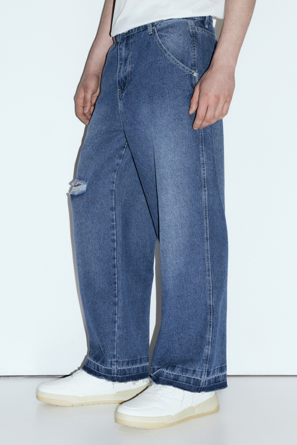 Джинсы прямые с открытыми срезами и рваным коленом - цвет голубой - 3