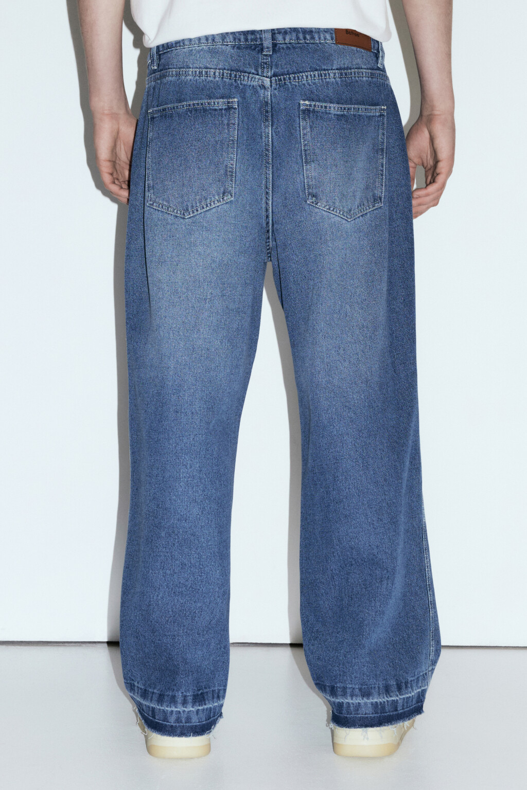 Джинсы прямые с открытыми срезами и рваным коленом - цвет голубой - 4