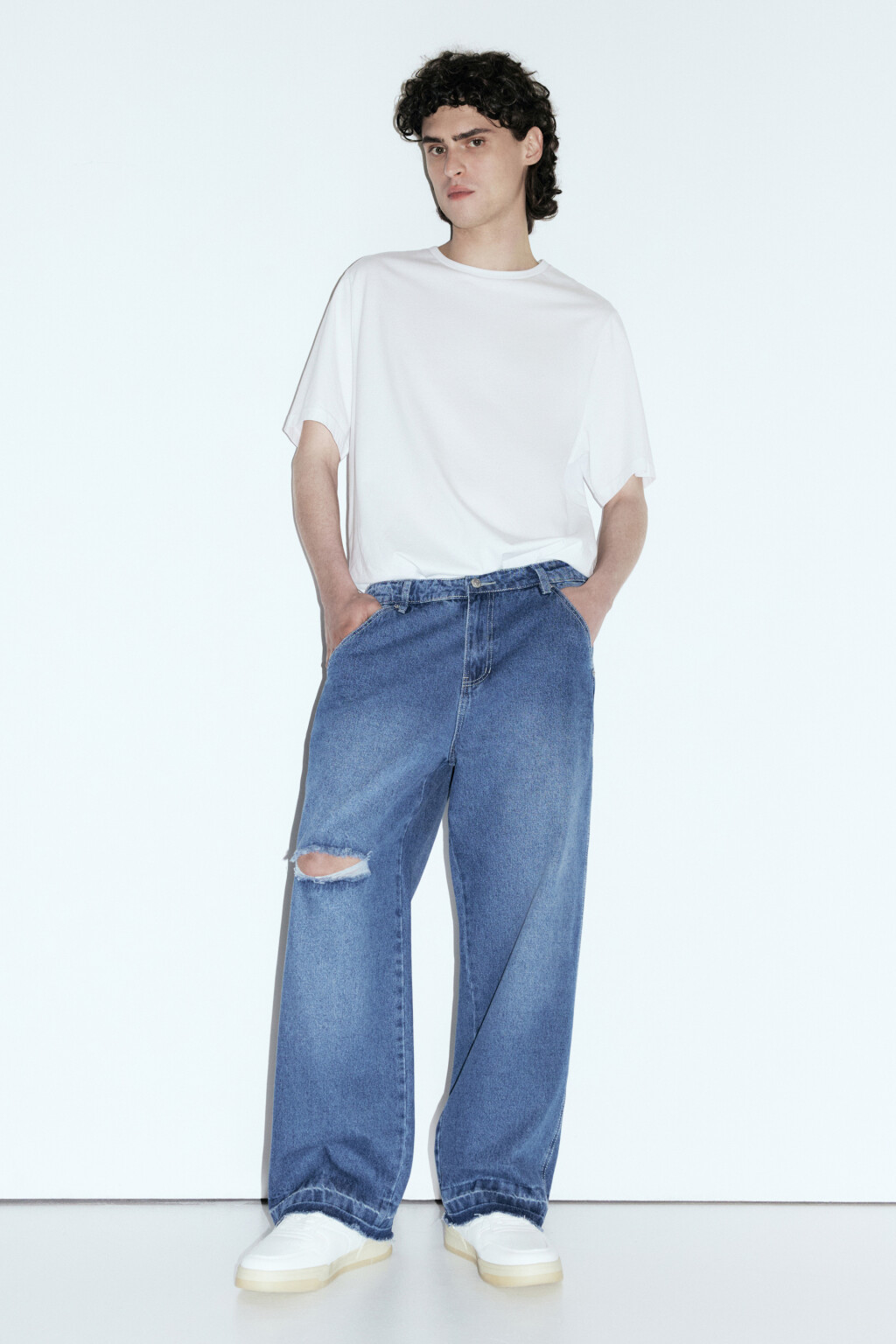 Джинсы прямые с открытыми срезами и рваным коленом - цвет голубой - 5